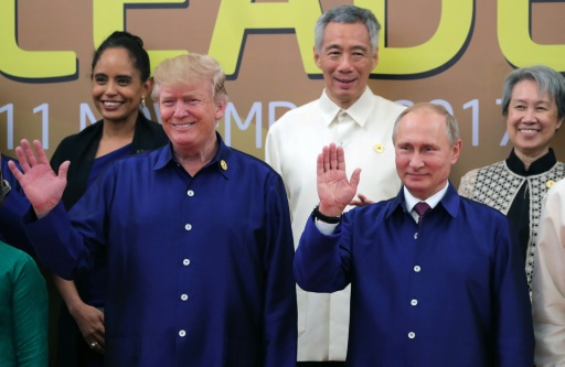 Donald Trump et Vladimir  Poutine posent pour une photographie officielle à Danang, au Vietnam, où ils participaient au forum de l'Asie-Pacifique, le 10 novembre 2017 © Mikhail KLIMENTYEV SPUTNIK/AFP