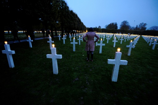 Les tombes de 3.500 soldats américains illuminées à Romagne-sous-Montfaucon (Meuse), le 11 novembre 2017 
3500 of the 14,246 graves at the necropolis were illuminated with candles. © JEAN-CHRISTOPHE VERHAEGEN AFP