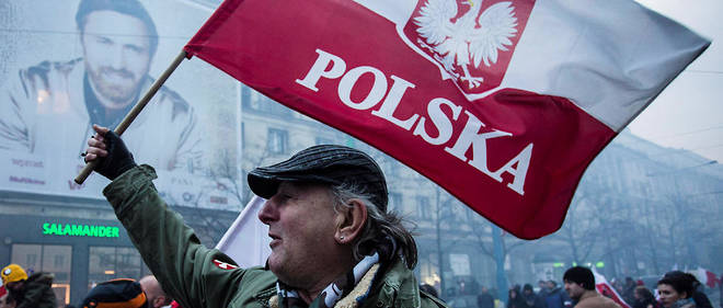 Des Polonais apolitiques ont &#233;galement rejoint les rangs de la manifestation pour montrer leur soutien &#224; leur patrie.