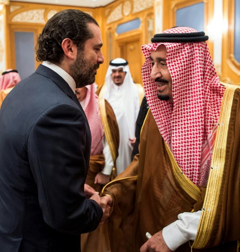 Photo fournie par le Palais royal saoudien le 11 novembre 2017 montrant le Premier ministre libanais Saad Hariri serrer la main au roi Salmane à Ryad © BANDAR AL-JALOUD Saudi Royal Palace/AFP
