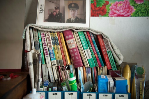 Des livres dans la maison du paysan chinois Wang Enlin qui défie le plus grand groupe chimique en Chine, le 21 août 2017 à Yushutun © Nicolas ASFOURI AFP