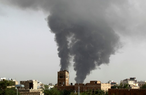 Photo prise après un bombardement de la coalition emmenée par l'Arabie saoudite contre un aéroport militaire, le 7 juillet 2015 dans la capitale yéménite Sanaa © MOHAMMED HUWAIS AFP/Archives