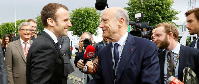 Emmanuel Macron et Alain Jupp&#233; se serrent la main &#224; Villepinte en juin 2017.