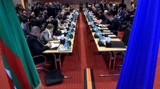 Photo des délégations participant au comité mixte économique franco-algérien (Comefa), le 12 novembre 23017 à Alger © RYAD KRAMDI AFP