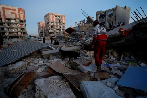 Seisme: plus de 300 morts en Iran, les secours a la recherche de survivants