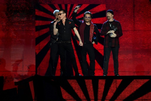 Le groupe U2, Bono (2D), The Edge (D), Adam Clayton (G) and Larry Mullen Jr (2G) reçoit le prix  "Icône mondiale" lors des MTV Europe Music Awards (EMA) à Londres le 12 novembre 2017 © Ben STANSALL AFP