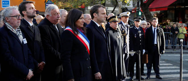 Le pr&#233;sident de la R&#233;publique et la maire de Paris observant une minute de silence devant La Bonne Bi&#232;re.