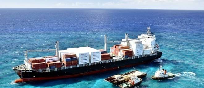 Nouvelle-Caledonie: un porte-conteneurs echoue depuis 4 mois s'est brise en deux