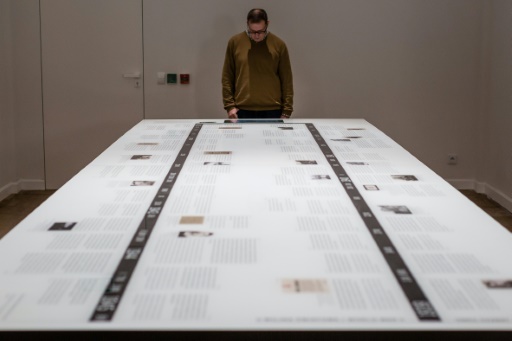 Une personne visite l'exposition permanente de l'Institut juif de Varsovie, le 13 novembre 2017 © Wojtek RADWANSKI AFP