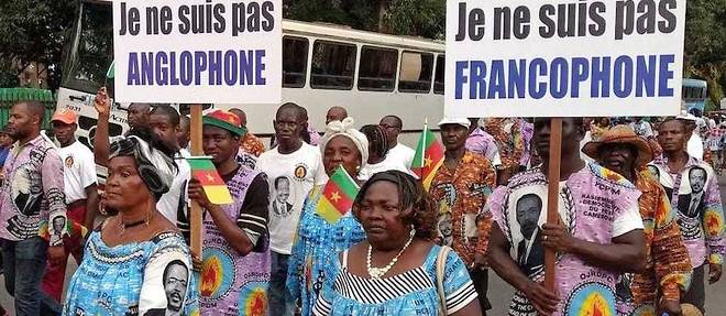 Des manifestants le 1er octobre &#224; Douala, au Cameroun. Entre autonomie et ind&#233;pendance.