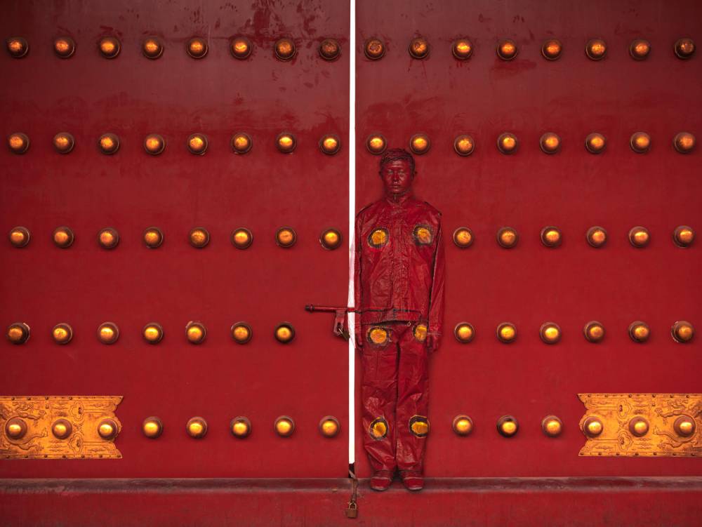 Red door ©  @Liu Bolin / courtesy Galerie Paris-Beijing.