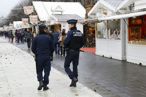 Des policiers patrouillent dans les allées du marché de Noël des Champs-Elysées, à Paris, le 22 décembre 2016 © PATRICK KOVARIK AFP/Archives