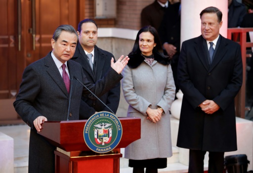 "C'est la bonne décision": le ministre chinois des Affaires étrangères Wang Wi (G) commente l'inauguration de l'ambassade du Panama en Chine, en présence du président panaméen, Juan Carlos Varela (D), le 16 novembre 2017 à Pékin. © JASON LEE POOL/AFP
