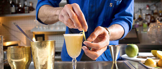 Sullivan Doh, barman et cofondateur du bar Le Syndicat, sp&#233;cialiste de la pr&#233;paration de cocktails.