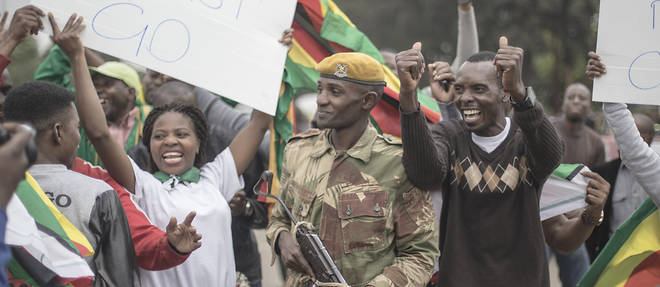 Les Zimbabw&#233;ens, enfin d&#233;gag&#233;s de la peur, manifestent le 18 novembre &#224; Harare pour le d&#233;part de Robert Mugabe, sous les yeux des militaires.