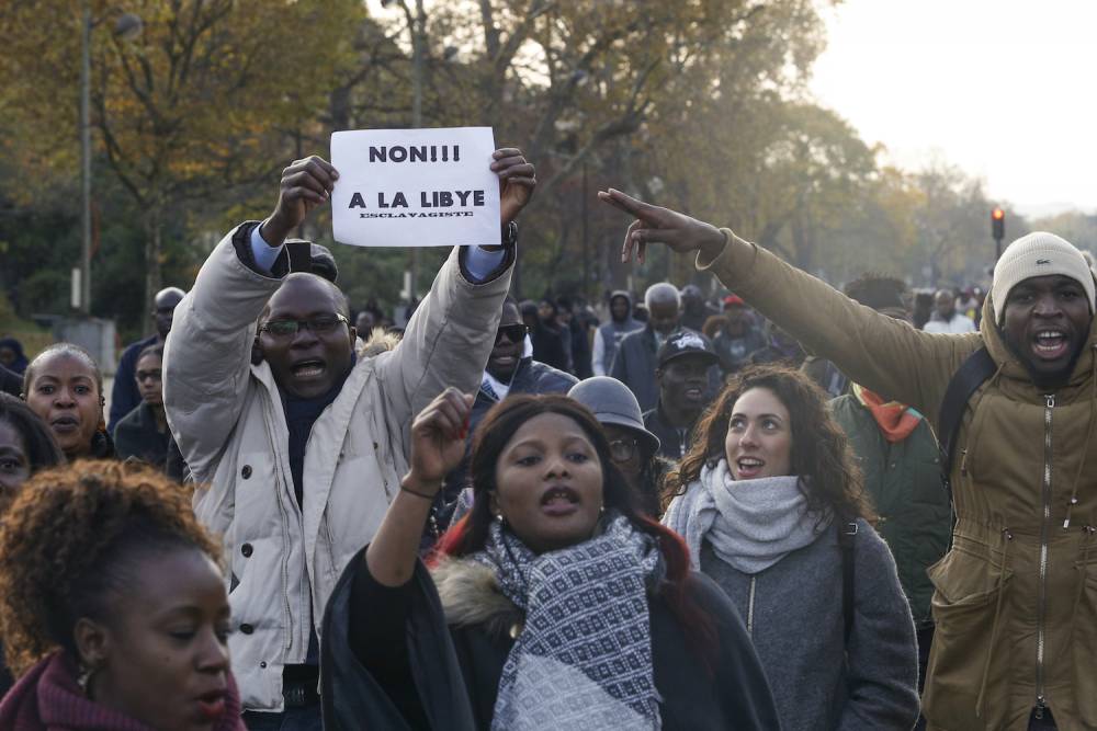 Un millier de personnes ont manifesté samedi 18 novembre à Paris contre des cas d'esclavage en Libye dénoncés cette semaine dans un documentaire choc de la chaîne américaine CNN, selon la préfecture de police de Paris. ©  AFP/ Geoffroy Van Der Hasselt