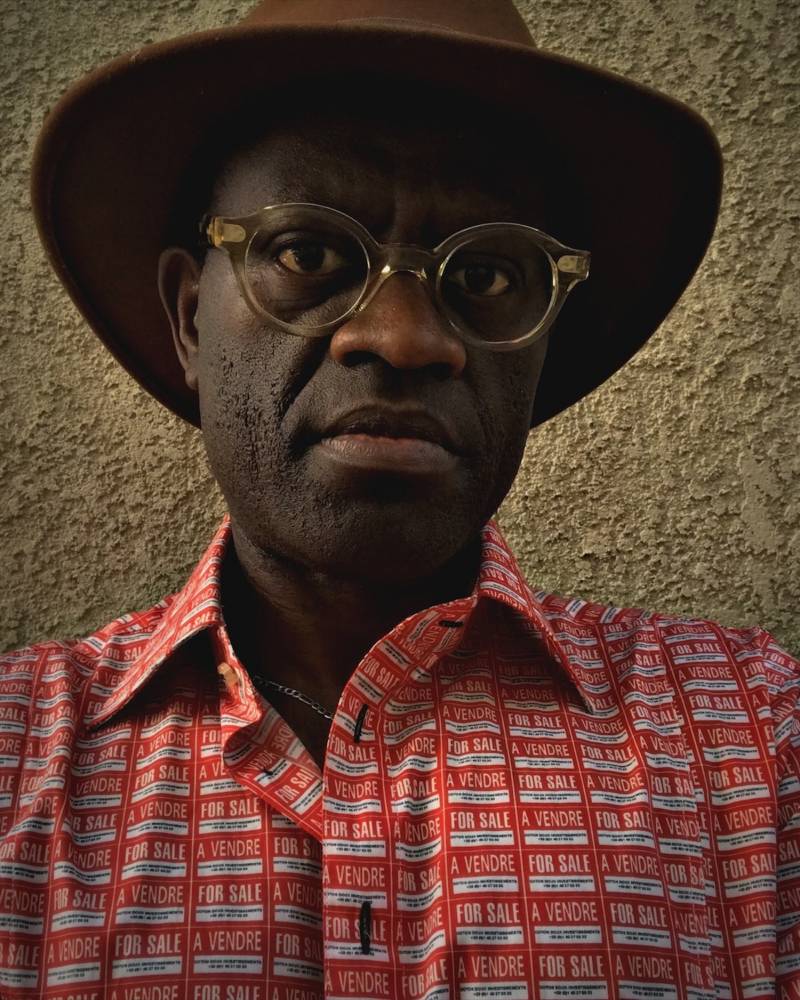 Alain Mabanckou porte une chemise floquée de l'inscription "à vendre". ©  Alain Mabanckou