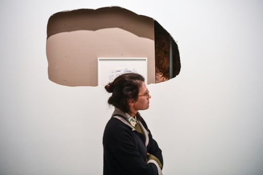 Une visiteuse passe devant une installation lors de la 15e Biennale d'Instabul, le 3 novembre 2017 © OZAN KOSE AFP