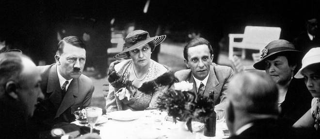 Mensonges entre amis. Annees 1930  : Adolf Hitler (a g.), avec le couple Magda et Joseph Goebbels, le ministre de la Propagande du IIIe Reich.