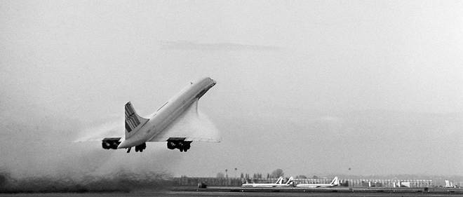 Le Concorde, l'avion de transport supersonique d'Air France, d&#233;colle le 22 novembre 1977 de Roissy, assurant le premier vol commercial entre l'a&#233;roport Roissy-Charles-de-Gaulle et l'a&#233;roport John F. Kennedy de New York.