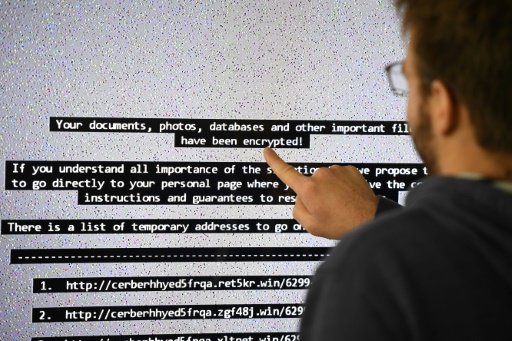 Un informaticien montre sur un écran géant un ordinateur infecté par un système de ransomware au LHS (Laboratoire de haute sécurité) de l'INRIA (Institut national de recherche en informatique et automatisation) à Rennes, le 3 novembre 2016 © DAMIEN MEYER AFP/Archives