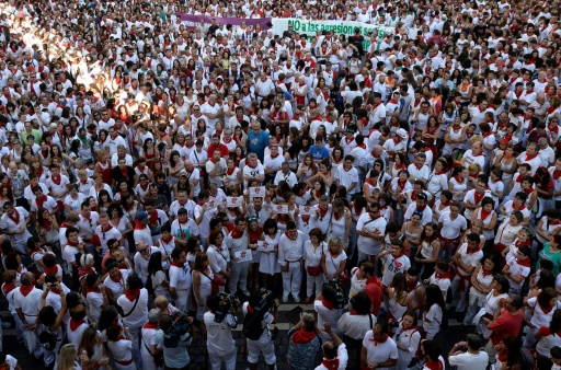 Des personnes manifestent devant la mairie de Pampelune, le 13 juillet 2015, pour dénoncer un viol collectif survenu pendant les fêtes de la San Fermin, en Espagne © MIGUEL RIOPA AFP