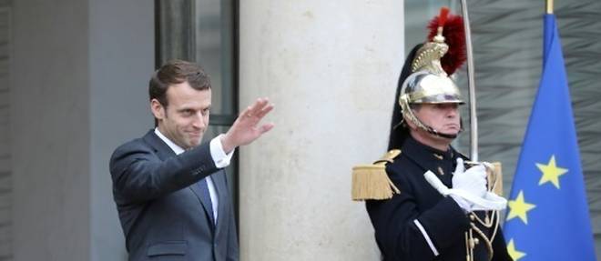 Remaniement: Macron recompense ses fideles, recrute a gauche et dans le prive