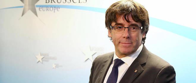 Catalonia's dismissed leader Carles Puigdemont along with other members of his dismissed government arrives to address a press conference at The Press Club in Brussels on October 31, 2017.Puigdemont, dismissed by the Spanish government on October 27 after Catalonia's parliament declared independence, reportedly drove hundreds of kilometres (miles) to Marseille in France and then flew to Belgium. / AFP PHOTO / Aurore BELOT