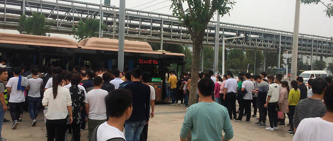 Des travailleurs chinois se rendent chez Foxconn. Image d'illustration.