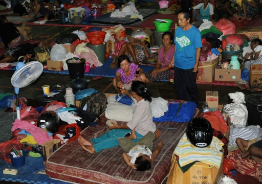 Des habitants évacués autour du volcan Agung dorment dans un centre d'accueil à Bali, le 25 novembre 2017 © SONNY TUMBELAKA AFP