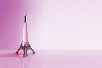 Un soir, à Paris, Issey Miyake vit la lune briller au-dessus de la tour Eiffel.