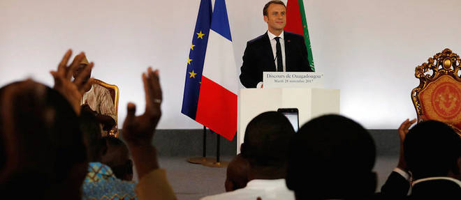 Emmanuel Macron devant les officiels et les etudiants burkinabe pour son discours de politique africaine. 