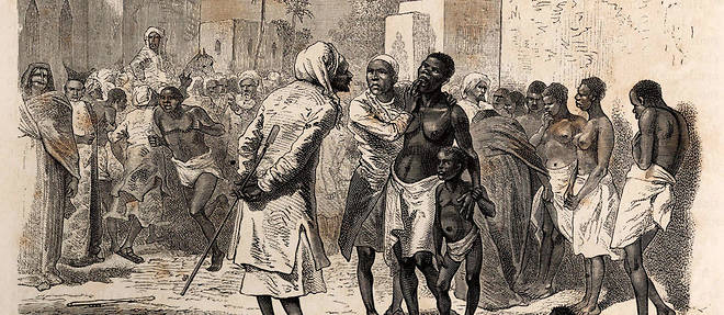 Le march&#233; aux esclaves a Zanzibar ( Tanzanie), un vendeur pr&#233;sente la dentition d'une esclave accompagn&#233;e de son enfant &#224; un acheteur potentiel, gravure d'apr&#232;s un dessin d' &#201;mile Bayard, illustrant le dernier journal de David Livingstone ( 1813-1873), en 1866-1873, publie dans " Le Tour du monde" 1875, sous la direction d'Edouard Charton, &#233;dition Hachette, Paris. Collection Selva.&#160;