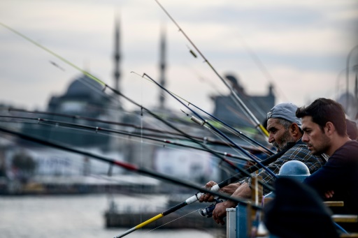 Des pêcheurs réunis sur le pont de Galata, à Istanbul, le 23 octobre 2017 © OZAN KOSE AFP/Archives