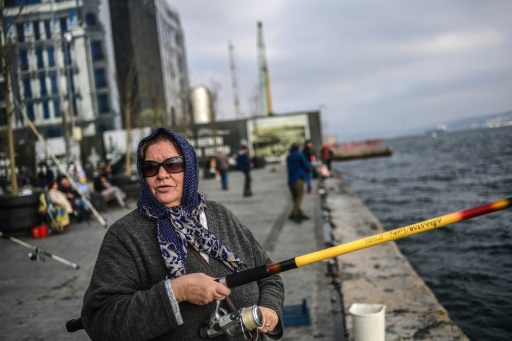 Serife Dogan, 56 ans et diabétique, s'est mise à la pêche sur les conseils de son médecin © OZAN KOSE AFP