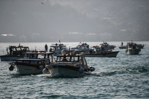 Des bateaux de pêche naviguent sur le Bosphore à Istanbul, le 27 octobre 2017 © OZAN KOSE AFP