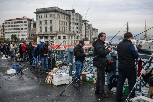 Des pêcheurs dans la quartier de Karaköy à Istanbul, le 11 novembre 2017 © OZAN KOSE AFP