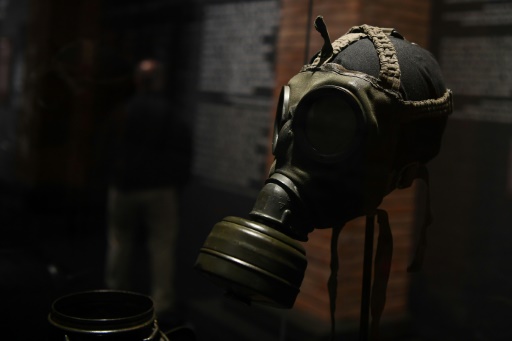 Un masque à gaz est présenté dans l'exposition "Auschwitz, il n'y a pas si longtemps, pas si loin", qui démarre le 1er décembre à Madrid © GABRIEL BOUYS                     AFP