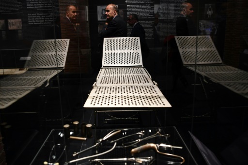 Une table d'opération et des instruments chirurgicaux sont présentés dans l'exposition "Auschwitz, il n'y a pas si longtemps, pas si loin" à Madrid © GABRIEL BOUYS                     AFP