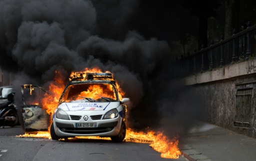 Une voiture de police incendiée par des manifestants d'extrême gauche lors d'une manifestation non autorisée le 18 mai 2016 à Paris  © CYRIELLE SICARD AFP/Archives