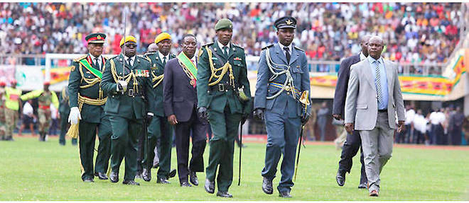 En 2018, Emmerson Mnangagwa (au centre, avec l'echarpe verte) est  intronise president de la Republique du Zimbabwe au National Sports  Stadium de Harare, le 24 novembre.