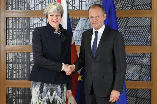 La Première ministre britannique Theresa May (g) et le président du Conseil européen Donald Tusk, le 4 décembre 2017 à Bruxelles © EMMANUEL DUNAND AFP