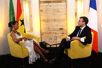 Le président Emmanuel Macron sur le plateau de Trace TV le jeudi 30 novembre à Accra avec la journaliste Alice Tumler. 