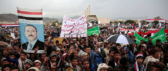 Des partisans des houthis d&#233;filent &#224; Sanaa sous le portrait de l'ancien pr&#233;sident Ali Abdallah Saleh.