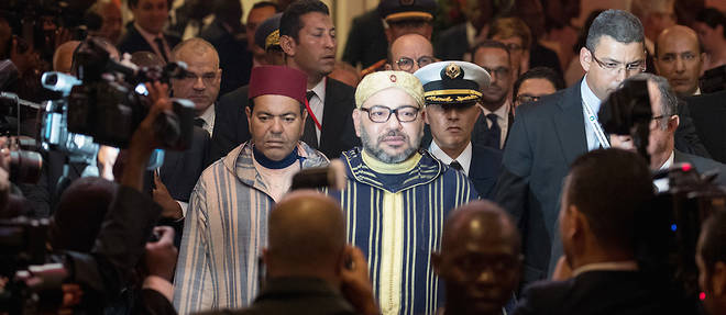 Le roi Mohammed VI et la d&#233;l&#233;gation marocaine au sommet Union africaine-Union europ&#233;enne le 29 novembre 2017.