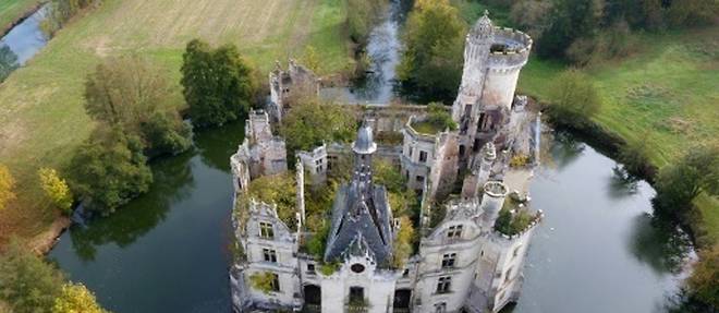 Le chateau La Mothe-Chandeniers, vendu 500.000 euros a 6.500 internautes