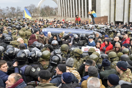 Des partisans de Mikheïl Saakachvili tentent de le libérer d'une voiture de police à Kiev, le 5 décembre 2017 © Sergei CHUZAVKOV AFP