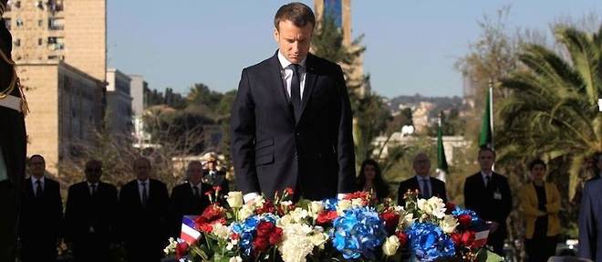 Emmanuel Macron a d&#233;pos&#233; une gerbe au monument des martyrs de la Guerre d' Alg&#233;rie.