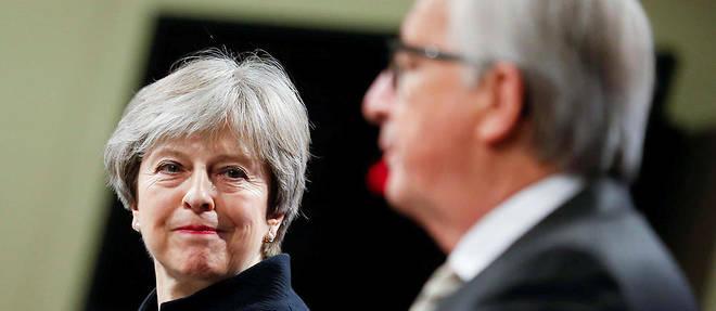 Theresa May et Jean-Claude Juncker le 4 d&#233;cembre.&#160;Londres et Bruxelles ont fait semblant de s'accorder sur l'inextricable question irlandaise pour passer &#224; la phase II des n&#233;gociations.
