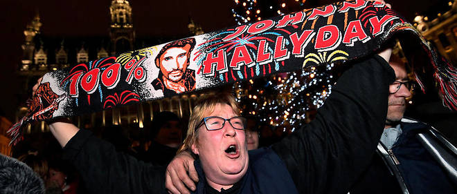 Une fan de Johnny Hallyday sur la Grand'Place de Bruxelles le 6 d&#233;cembre. &#160;